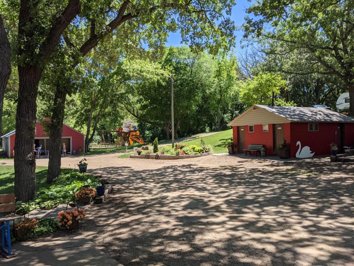 Swan Lake Resort & Campground Fergus Falls Exteriör bild